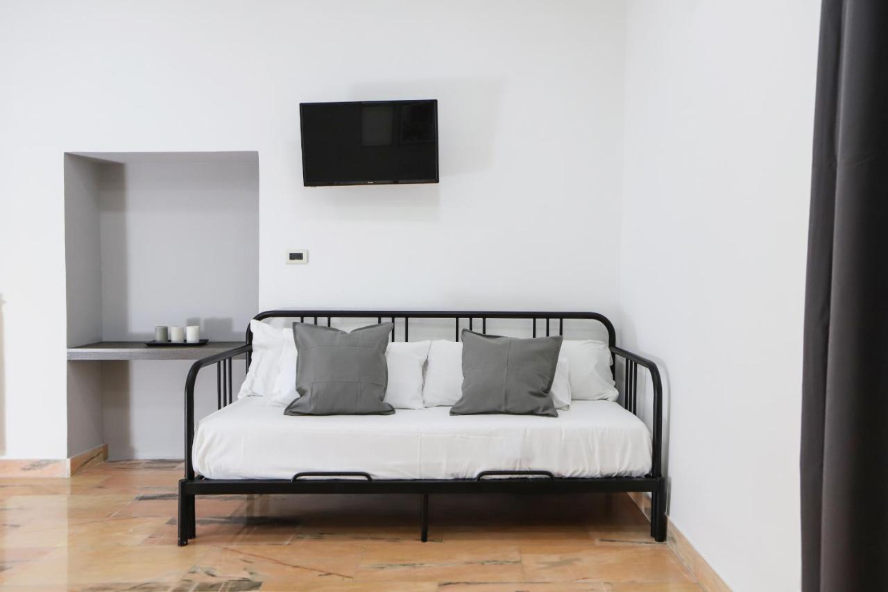 Modern Apartment At Piazza Del Gesu' By Wonderful Italy Napoli Exterior foto